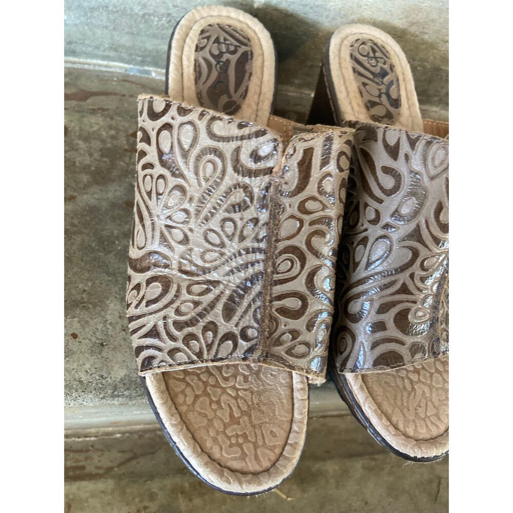 b.o.c. Brown Embossed leather lug sole platform wedge sandal - Picture 6 of 12